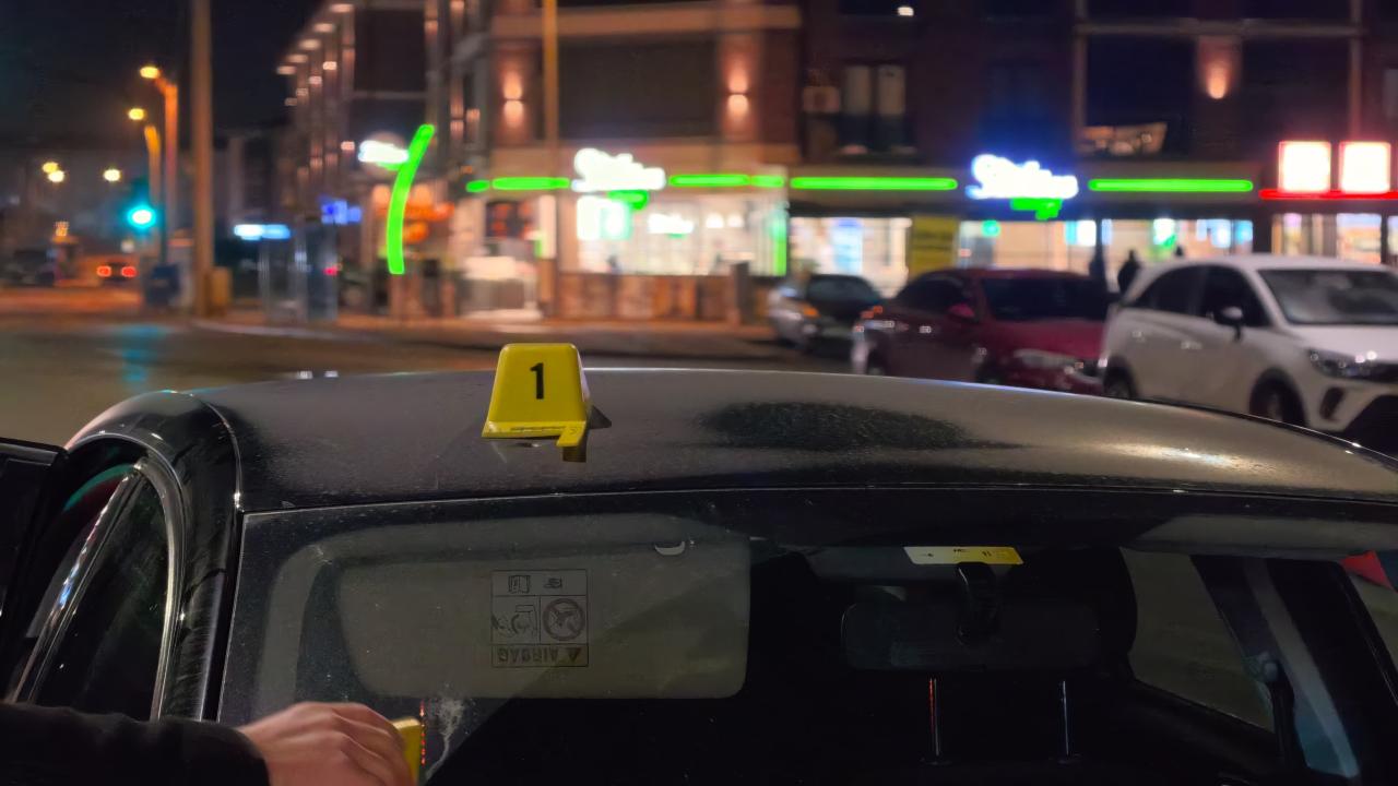 Bursa'da seyir halindeki araca yorgun mermi isabet etti