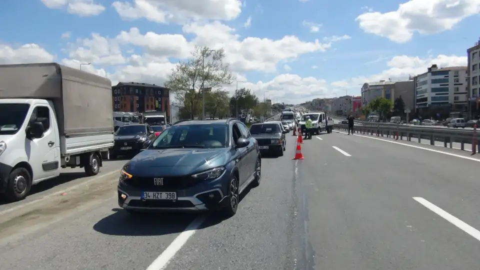 Silivri D-100 Kara Yolu: Kamyondan dökülen vidalar 4 kilometre boyunca trafiği kilitledi
