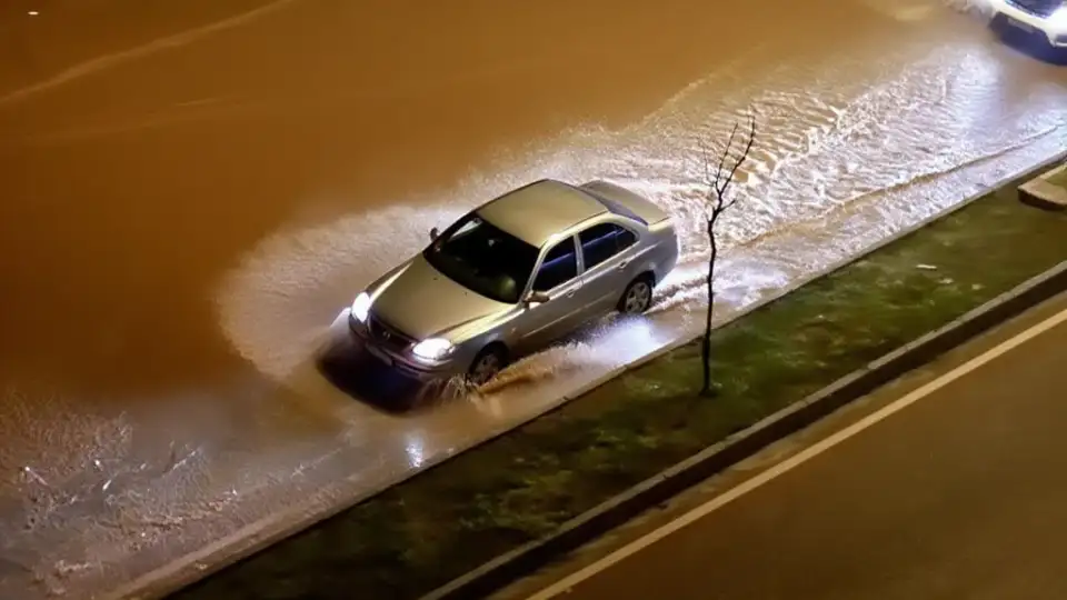 Adana'da Şiddetli Yağış Hayatı Felç Etti