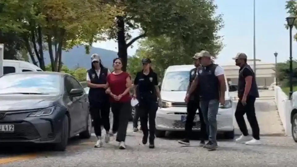 FETÖ'cü Terörist Burkay Karatepe'nin Abisi Ayşe Alanur Karatepe, 10 Yıllık Firarın Ardından Adliyede!