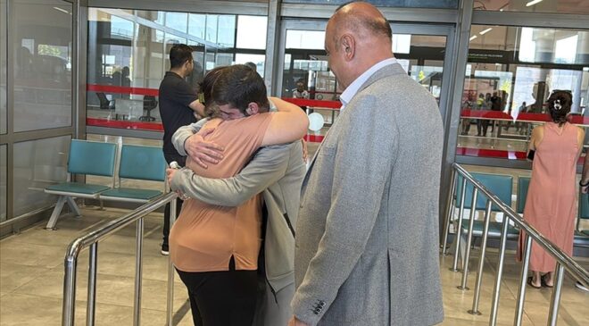 Bosna Hersek’te zorla alıkonulduğu iddia edilen Deniz Eliş, memleketi Gaziantep’e geldi