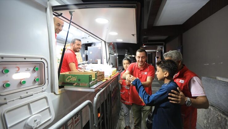 Türk Kızılay, Lübnan’dan tahliye edilen Türk vatandaşlarına beslenme desteği sağlıyor