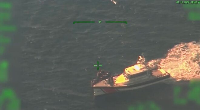 Yunanistan’ın denize bıraktığı bottaki düzensiz göçmenleri Türkiye kurtardı