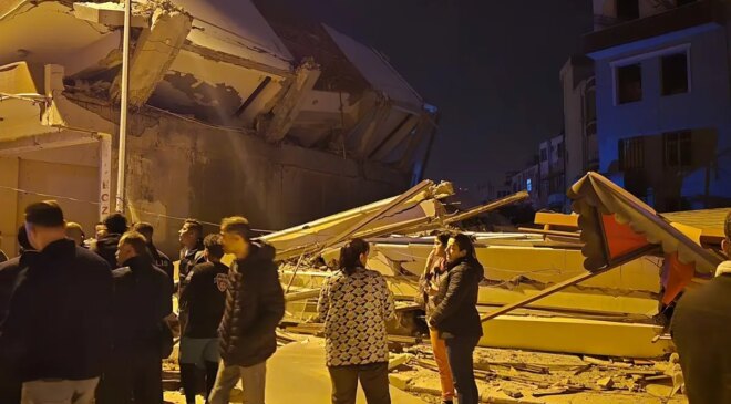 Ağır hasarlı apartman, prefabrik iş yerinin üzerine çöktü