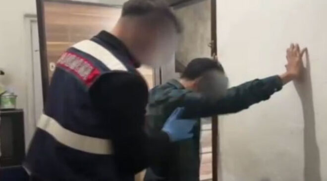 Pedofili sapığa polis baskını! Çocuk istismarı içeren video tutuklattı!