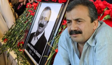 Sırrı Süreyya Önder’in “Kürt müsünüz?” sorusuna yanıtı yeniden gündem oldu